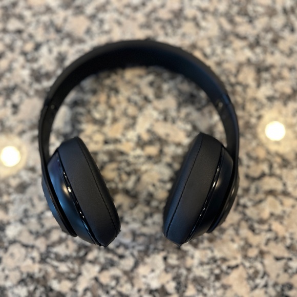 BEATS BY DRE Studio — Wireless Bluetooth Headphones — Matte Black Color - Picture 3 of 12